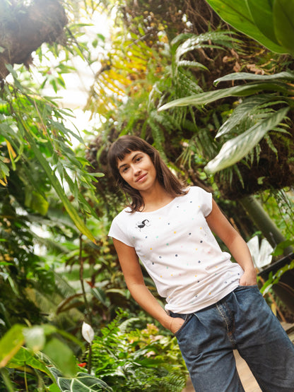 FellHerz Damen T-shirt Konfettimädchen weiß mit Raglan-Ärmeln bio fair und vegan hergestellt. Weißes T-Shirt mit bunten Konfetti-Tupfen und einem kleinen geflügelten Mädchen auf der Vorderseite.