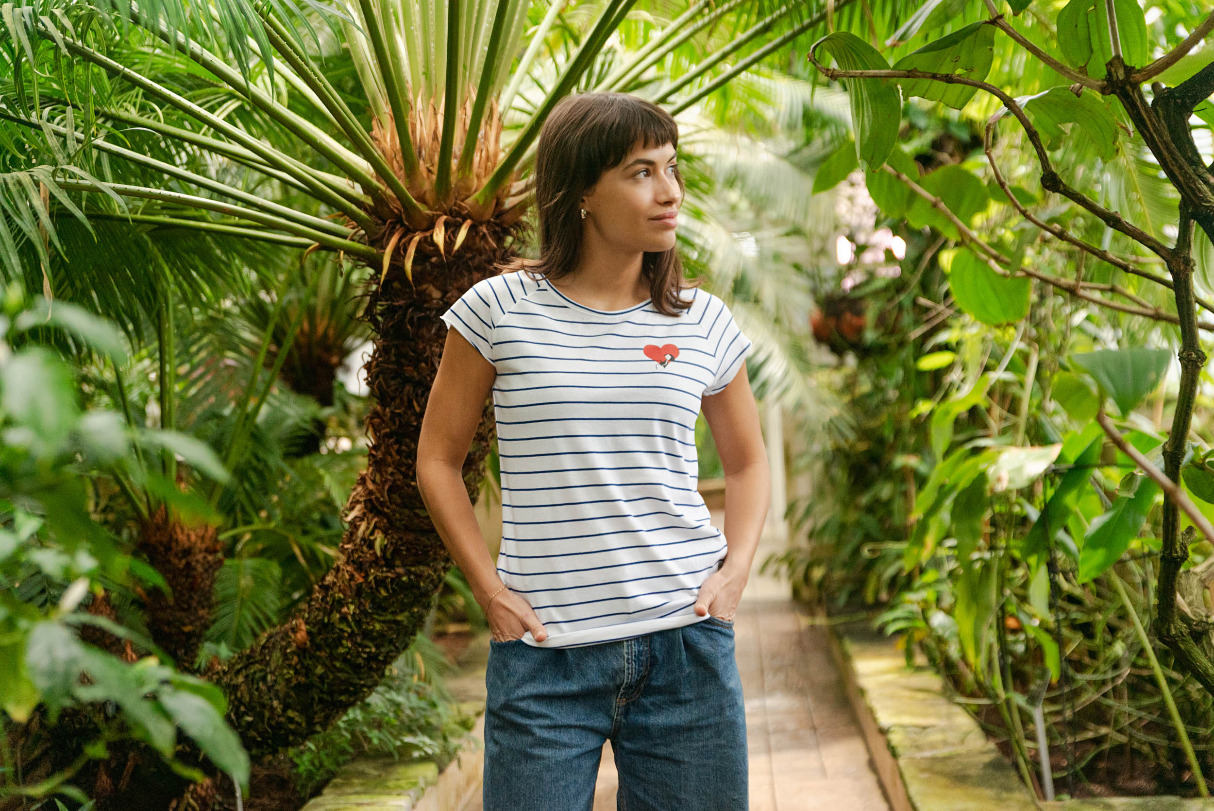 FellHerz Cap Sleeve, nachhaltiges blau weiß gestreiftes Damen T-Shirt aus Bio-Baumwolle, fair und vegan produziert mit Valentine Aufdruck auf der Vorderseite. Die FellHerz Grafik ist ein kleines rotes Herz, in dem ein Mädchen sitzt.