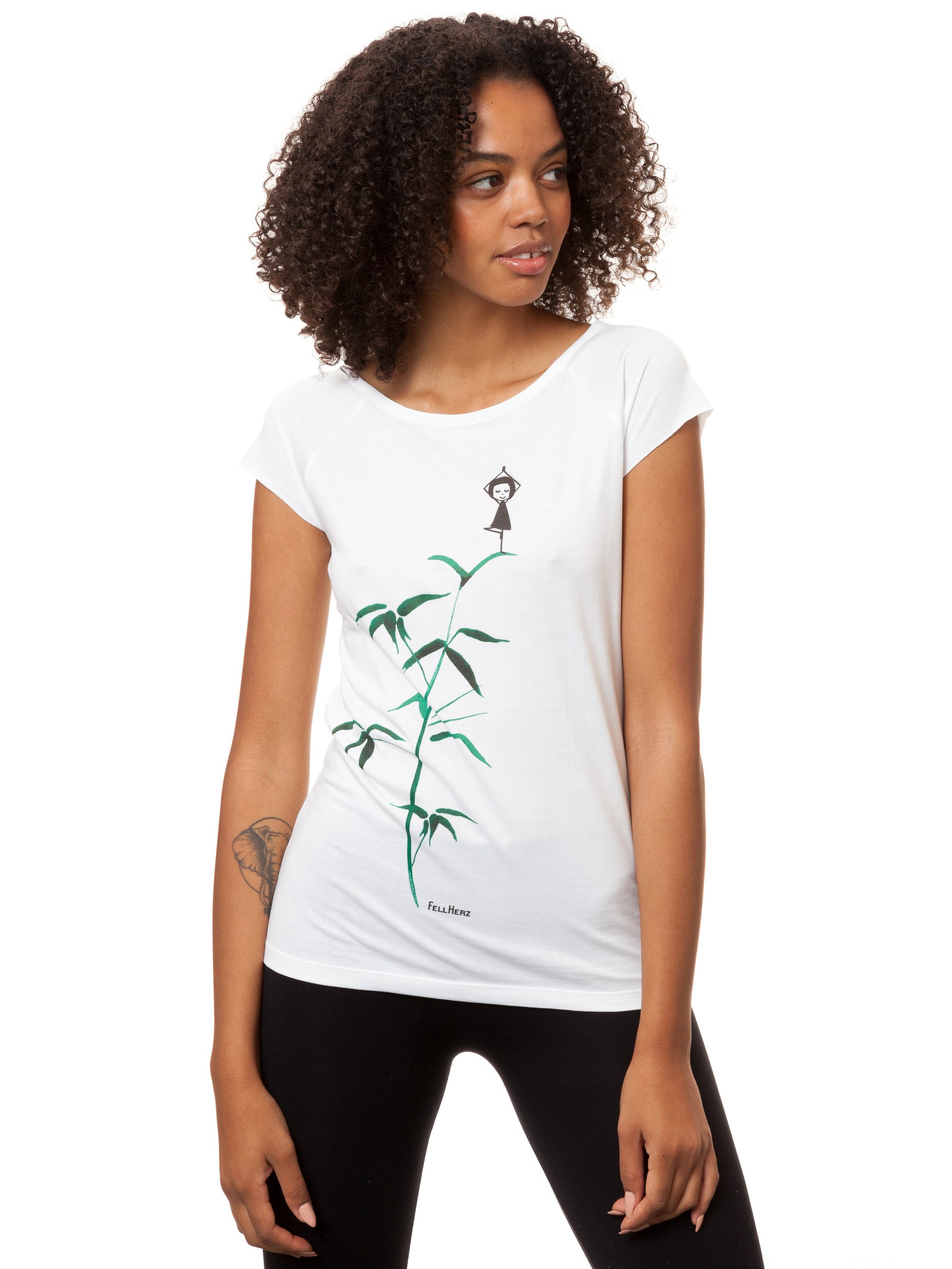 Weißes Yoga-Mädchen Damen T-Shirt aus Bio-Baumwolle, Raglan-Shirt mit Grafik-Print auf der Vorder seite: Ein Mädchen in Yogapose steht auf einem grünen Bambus-Ast.