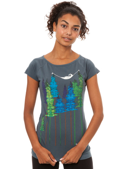 Blau-graues Damen T-Shirt aus Bio-Baumwolle, fair und vegan produziert. Raglan-Shirt mit Grafik-Print auf der Vorderseite: Ein Mädchen liegt in einer Hängematte, die in Baum Wipfeln eines Waldes hängt.