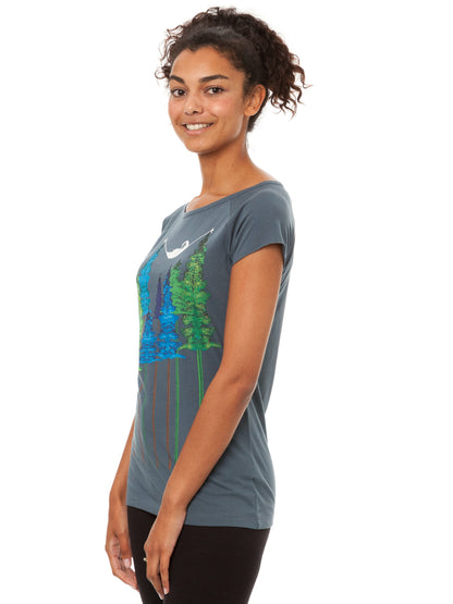 Blau-graues Damen T-Shirt aus Bio-Baumwolle, fair und vegan produziert. Raglan-Shirt mit Grafik-Print auf der Vorderseite: Ein Mädchen liegt in einer Hängematte, die in Baum Wipfeln eines Waldes hängt.