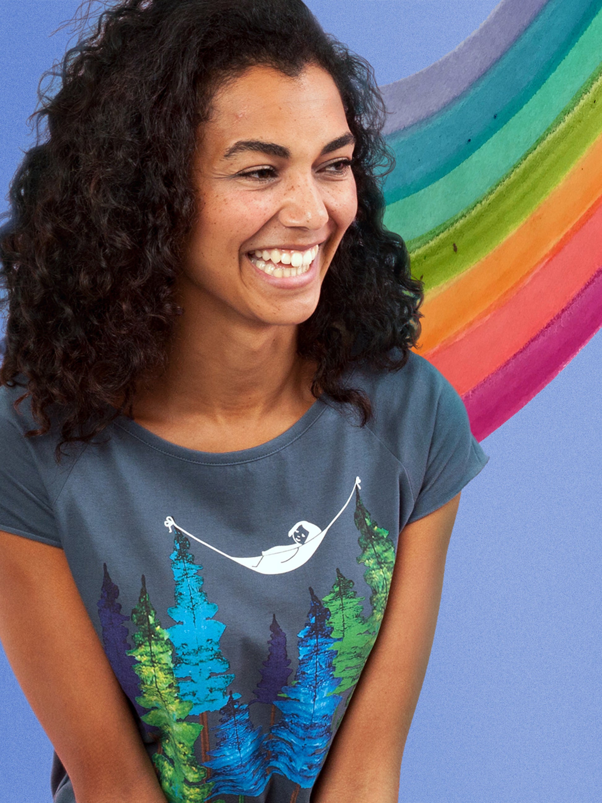 Blau-graues Damen T-Shirt aus Bio-Baumwolle, fair und vegan produziert. Raglan-Shirt mit Grafik-Print auf der Vorderseite: Ein Mädchen liegt in einer Hängematte, die in Baum Wipfeln eines Waldes hängt.