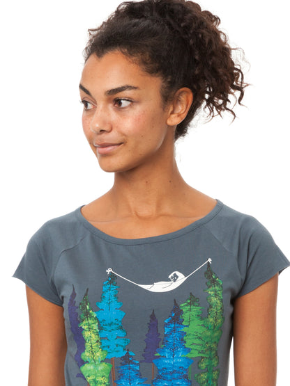 Blau-graues Damen T-Shirt aus Bio-Baumwolle, fair und vegan produziert. Raglan-Shirt mit Grafik-Print auf der Vorderseite: Ein Mädchen liegt in einer Hängematte, die in Baum Wipfeln eines Waldes hängt.