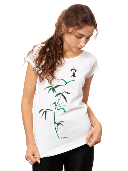 Weißes Yoga-Mädchen Damen T-Shirt aus Bio-Baumwolle, fair und vegan produziert. Raglan-Shirt mit Grafik-Print auf der Vorderseite: Ein Mädchen in Yogapose steht auf einem grünen Bambus-Ast.