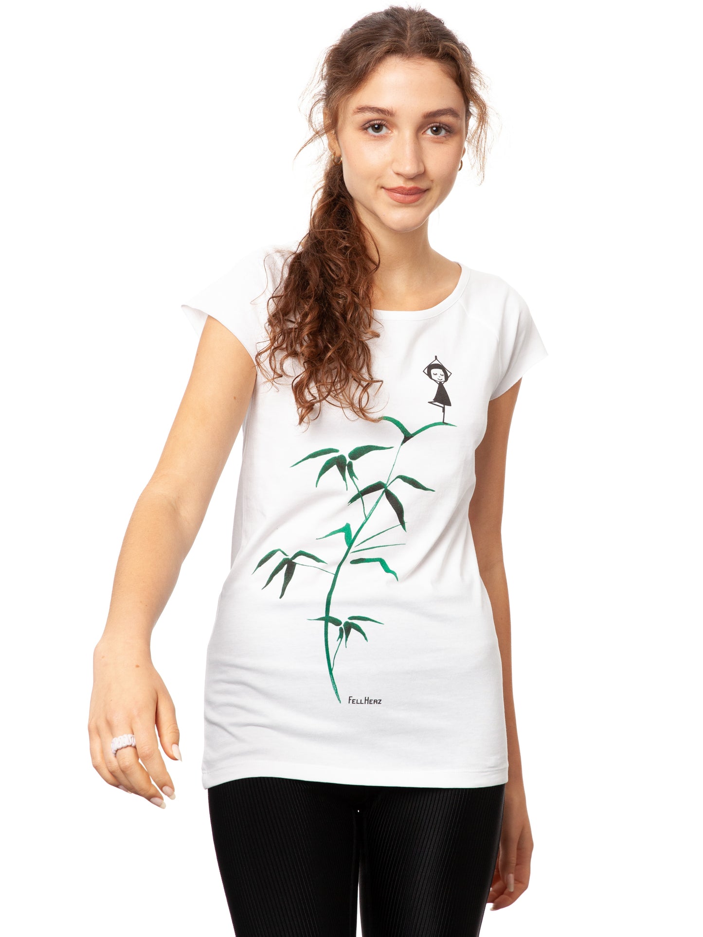 Weißes Yoga-Mädchen Damen T-Shirt aus Bio-Baumwolle, fair und vegan produziert. Raglan-Shirt mit Grafik-Print auf der Vorderseite: Ein Mädchen in Yogapose steht auf einem grünen Bambus-Ast.