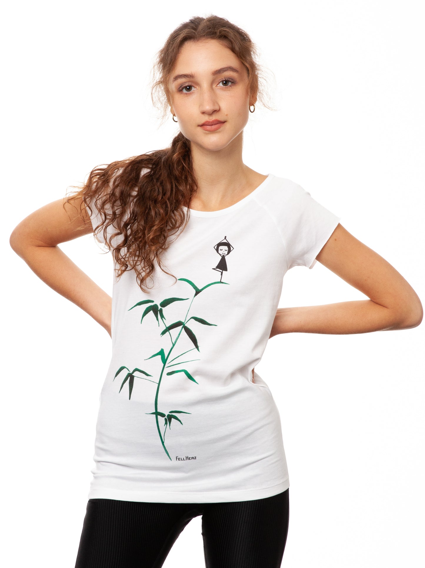 Weißes Yoga-Mädchen Damen T-Shirt aus Bio-Baumwolle, fair und vegan produziert. Raglan-Shirt mit Grafik-Print auf der Vorderseite: Ein Mädchen in Yogapose steht auf einem grünen Bambus-Ast.